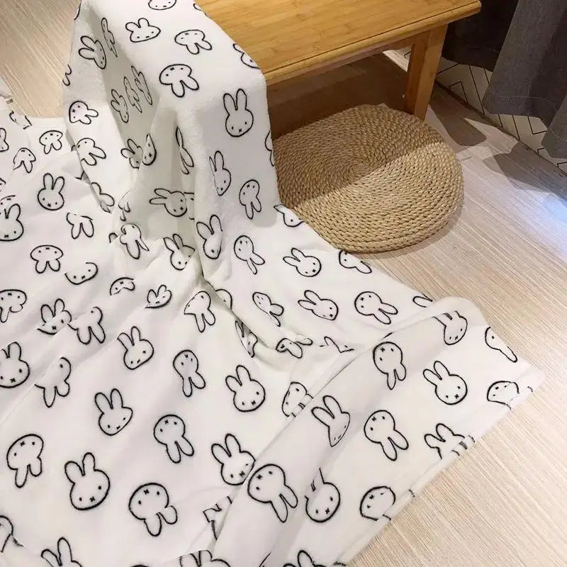 Kawaii Character Animal Print Fluffy Blanket - 100% Polyester Flannel Throw Blanket, Gentle on Skin, Cozy Rest, All-Season Soft Breathable Bedding for Office Siesta & Student Dormitory, Home Accessory