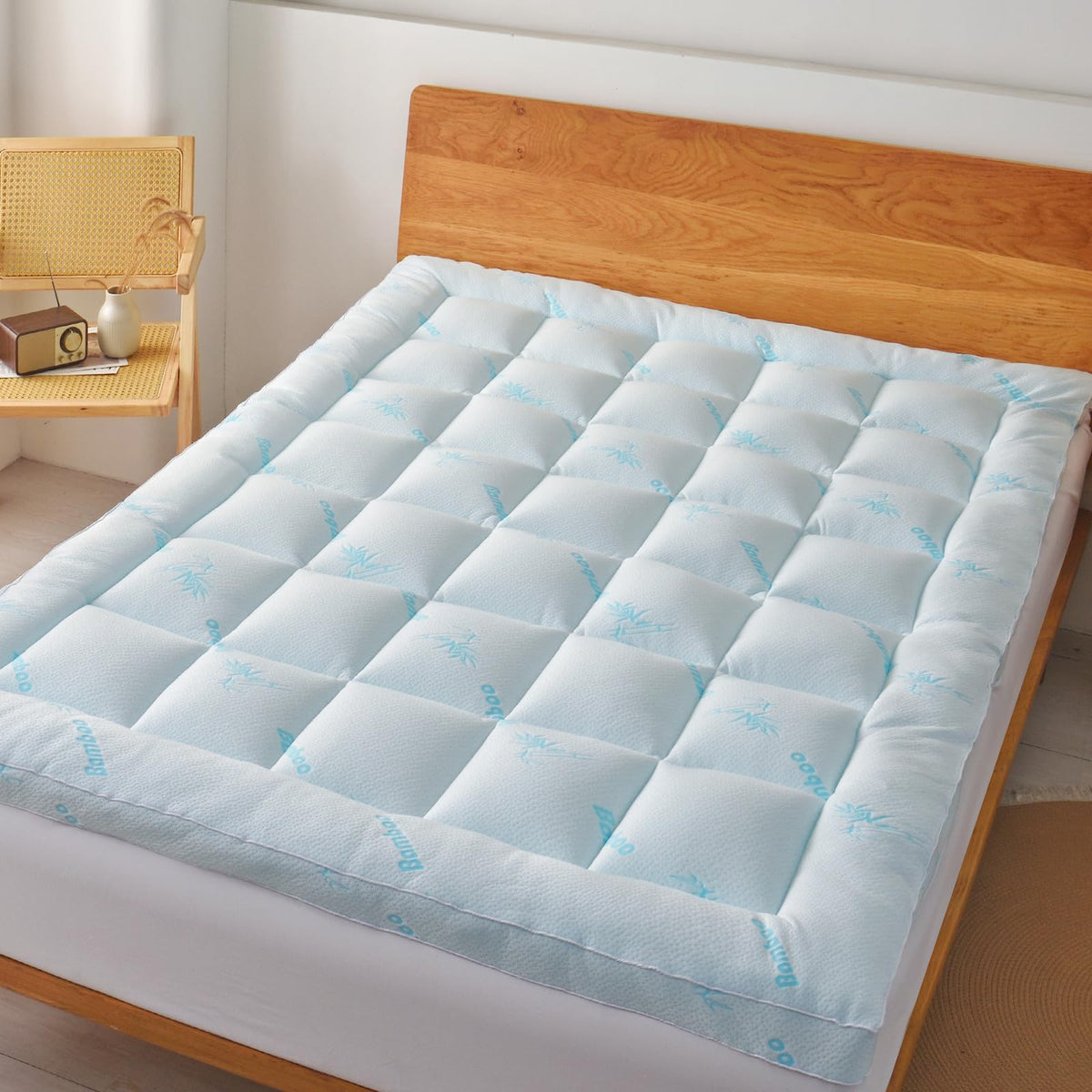 Queen Mattress Pad, 8-21" Deep Pocket Protector Ultra Soft Quilted Fitted Topper Cover Fit for Dorm Home Hotel -White