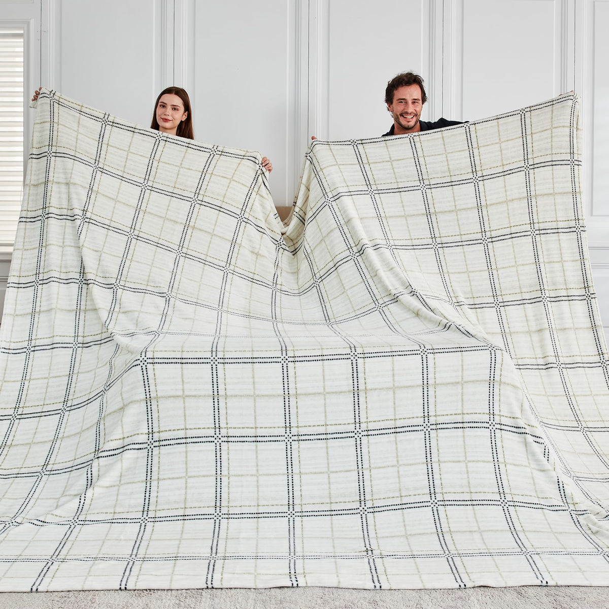 Soft Cozy 120x120 Inches Seamless Oversized King Fleece Blanket, 3D Jacquard Decorative Giant 10'x10' California King Blanket Extra Large for Bed, Sofa, Couch, Travel, Dark Grey Chain